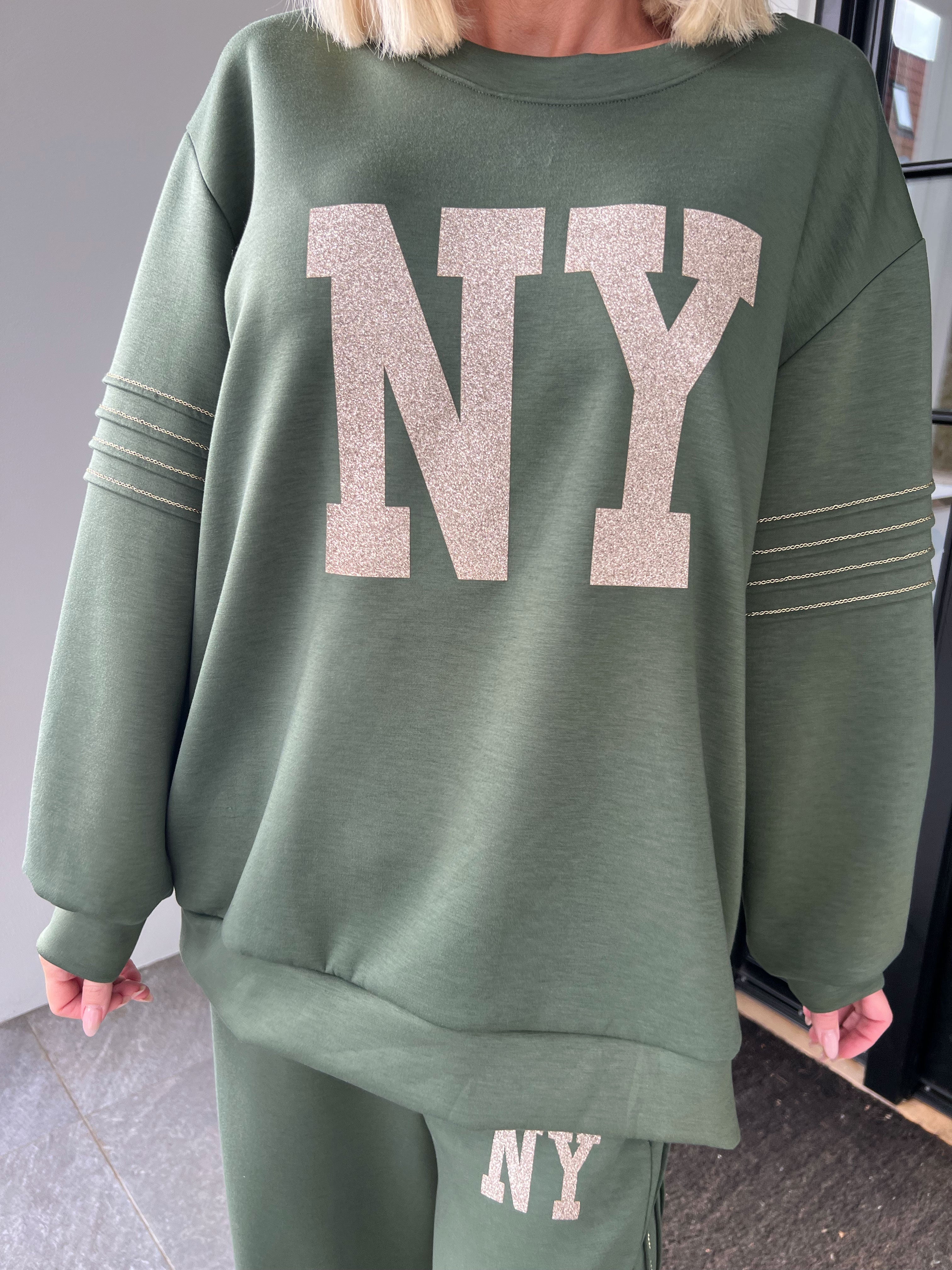 Dream NY – Plus size träningsoverall i viskos med glittrig ”NEW YORK”-text på framsidan